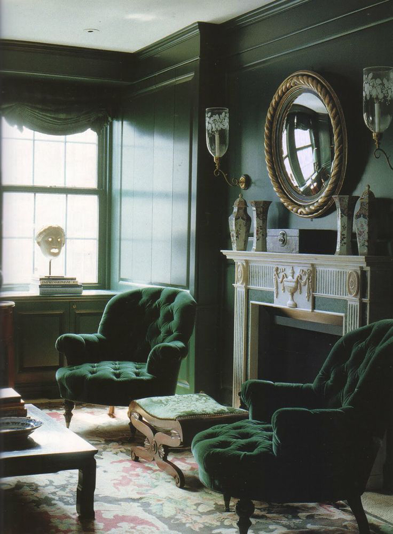 zielona ściana i fotele - kompozycja zieleni