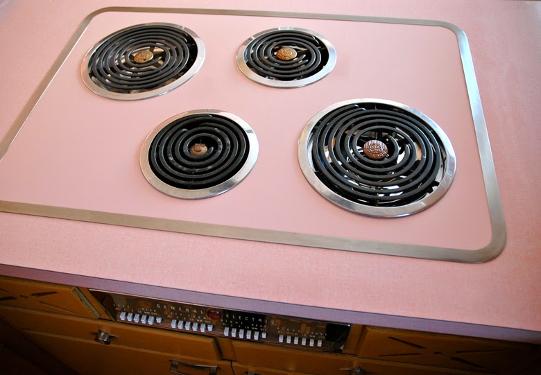 kuchnia vintage, kuchnia lata 60, różowa kuchnia