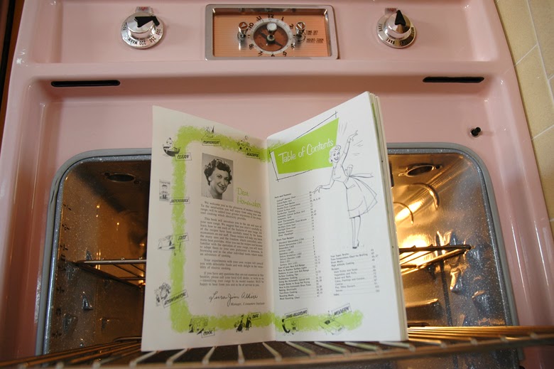 kuchnia vintage, kuchnia lata 60, różowa kuchnia