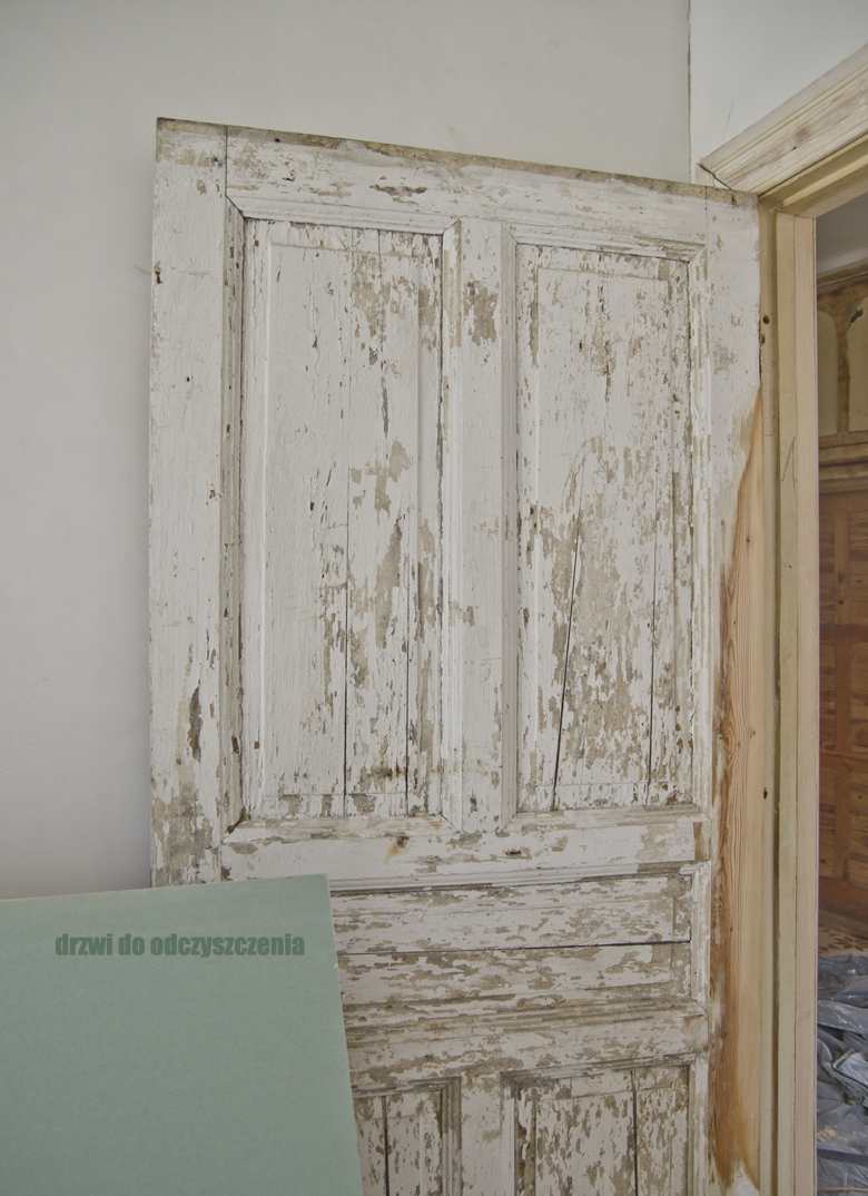 stare drzwi w trakcie renowacji